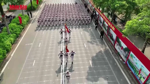 [Video] Người dân Thủ đô chào đón các khối tổng hợp luyện diễu binh, diễu hành lần thứ nhất của sự kiện A80