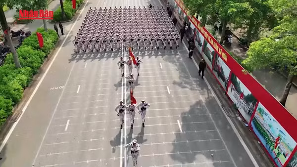 [Video] Người dân Thủ đô chào đón các khối tổng hợp luyện diễu binh, diễu hành lần thứ nhất của sự kiện A80