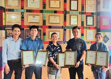 Công ty trách nhiệm hữu hạn Sản xuất và Thương mại Dịch vụ Thổ cẩm Việt Nam có 6 sản phẩm thổ cẩm được công nhận đạt chuẩn OCOP 3 sao.