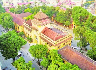 Tòa nhà số 19 Lê Thánh Tông (phường Cửa Nam, Hà Nội), một công trình có kiến trúc đẹp, được xây dựng trước năm 1954.