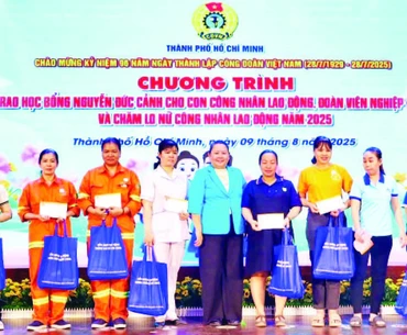 Lãnh đạo Liên đoàn Lao động thành phố trao quà tặng nữ công nhân lao động có hoàn cảnh khó khăn.
