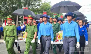 Cán bộ, chiến sĩ và thanh niên tình nguyện đưa hài cốt các Anh hùng liệt sĩ anh dũng hy sinh trên đất bạn Campuchia về nghĩa trang liệt sĩ Vĩnh Hưng - Tân Hưng an táng.