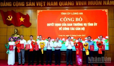 Bí thư Tỉnh ủy Nguyễn Văn Quyết trao 7 Quyết định của Ban Thường vụ Tỉnh ủy về việc điều động cán bộ.