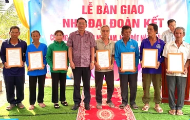 Lãnh đạo tỉnh Tây Ninh trao Quyết định bàn giao nhà Đại đoàn kết cho người dân