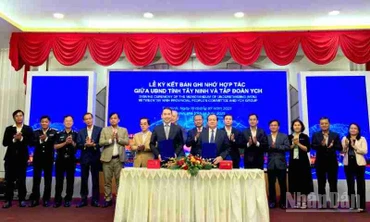 Phó Chủ tịch Ủy ban nhân tỉnh Tây Ninh Nguyễn Hồng Thanh (bên phải) trực tiếp ký kết bản ghi nhớ hợp tác với Chủ tịch điều hành tập đoàn YCH Robert Yap.