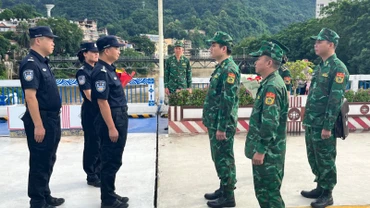 Bộ chỉ huy tuần tra liên hợp gặp gỡ trao đổi tại vạch phân định đường biên giới Cửa khẩu quốc tế Lào Cai.