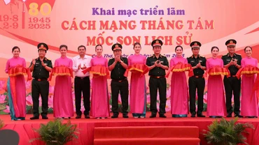 Các đại biểu cắt băng khai mạc triển lãm.