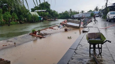Hiện trường sạt lở bờ sông Thơm Rơm (quận Thốt Nốt) gây thiệt hại 4 nhà dân.