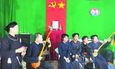 Hòa tấu hát then, đàn tính các thế hệ ở Câu lạc bộ hát then, đàn tính xã Cát Tiên 3, tỉnh Lâm Đồng.