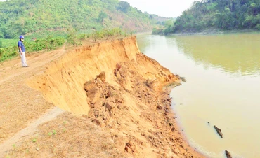 Khai thác cát làm sạt lở bờ sông Krông Ana đoạn qua xã Liên Sơn Lắk, tỉnh Đắk Lắk, gây bức xúc trong nhân dân.