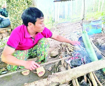Món ăn ếch nấu lồ ô thường được người Giẻ Triêng nấu trên bếp lửa.