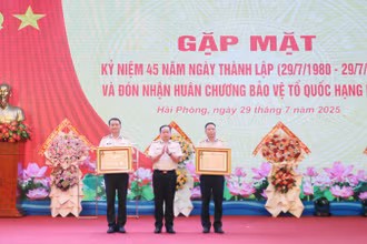 Thừa ủy quyền của Chủ tịch nước, Phó Đô đốc Trần Thanh Nghiêm trao Huân chương Bảo vệ Tổ quốc hạng Nhất tặng Phòng Khí tài Điện tử và Phòng Tiêu chuẩn-Đo lường-Chất lượng.