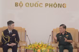 Thượng tướng Hoàng Xuân Chiến, Ủy viên Trung ương Đảng, Ủy viên Thường vụ Quân ủy Trung ương, Thứ trưởng Quốc phòng tiếp Đại tá Tamura Takao, Tùy viên Quốc phòng Nhật Bản tại Việt Nam