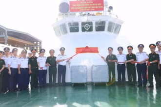 Các đại biểu thực hiện nghi lễ gắn biển công trình chào mừng đại hội.