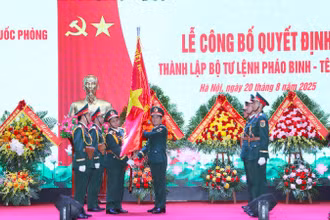 Đại tướng Nguyễn Tân Cương trao Quân kỳ Quyết thắng cho Bộ tư lệnh Pháo binh-Tên lửa.