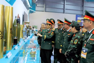 Đại tướng Phan Văn Giang, Ủy viên Bộ Chính trị, Phó Bí thư Quân ủy Trung ương, Bộ trưởng Quốc phòng cùng các lãnh đạo Tổng cục Công nghiệp Quốc phòng tham quan sản phẩm Công nghiệp quốc phòng trưng bày tại triển lãm Quốc phòng quốc tế Việt Nam 2024.