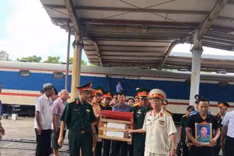 Đồng đội và người thân đón liệt sĩ Phan Thành khi tàu về đến Ga Hà Nội.