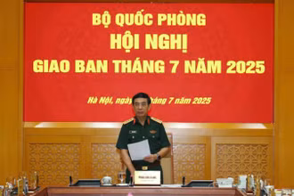 Đại tướng Phan Văn Giang, Ủy viên Bộ Chính trị, Phó Bí thư Quân ủy Trung ương, Bộ trưởng Quốc phòng chủ trì hội nghị.