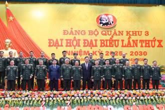 Đại tướng Trịnh Văn Quyết, Bí thư Trung ương Đảng, Ủy viên Thường vụ Quân ủy Trung ương, Chủ nhiệm Tổng cục Chính trị Quân đội nhân dân Việt Nam cùng các đồng chí Ban Chấp hành Đảng bộ Quân khu 3 khóa X, nhiệm kỳ 2025–2030 cùng các đại biểu tại đại hội.
