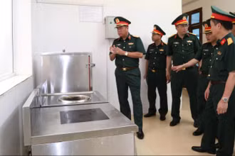 Kiểm tra công tác bảo đảm hậu cần cho khối xe pháo quân sự tập kết về Thủ đô Hà Nội.