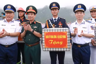 Bộ trưởng Phan Văn Giang, Ủy viên Bộ Chính trị, Phó Bí thư Quân Ủy Trung ương, Bộ trưởng Quốc phòng kiểm tra, thăm và tặng quà các chiến sĩ tham gia tổng hợp luyện diễu binh, diễu hành lần thứ 4