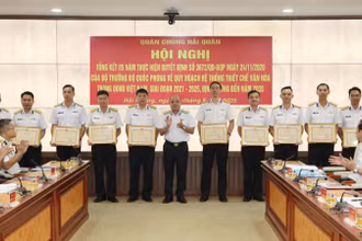 Chuẩn Đô đốc Đỗ Văn Yên, Phó Chính ủy Hải quân, trao tặng bằng khen cho các tập thể, cá nhân.