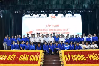 Cán bộ, chiến sĩ Bộ Tư lệnh Vùng Cảnh sát biển 2 tích cực tham gia phong trào Bình dân học vụ số.