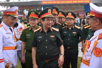 Bộ trưởng Quốc phòng Phan Văn Giang động viên các lực lượng tham gia diễu binh, diễu hành.