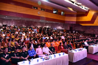 Đại biểu, khách mời tham dự chương trình "Còn mãi với thời gian".