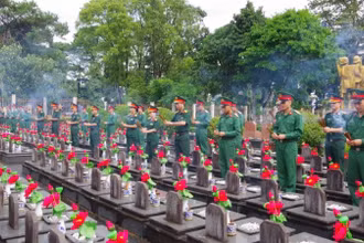 Tuổi trẻ Lữ đoàn 132 dâng hương tại Nghĩa trang Liệt sĩ phường Pleiku, Gia Lai.