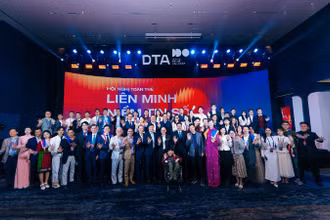 Đại biểu dự Hội nghị toàn thể lần thứ nhất Liên minh Niềm tin số chụp ảnh kỷ niệm.