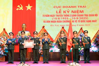Thừa ủy quyền của Chủ tịch nước, Thượng tướng Lê Huy Vịnh trao Huân chương Bảo vệ Tổ quốc hạng Nhất tặng Cục Doanh trại.