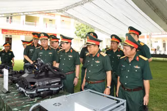 Thượng tướng Lê Huy Vịnh, Thứ trưởng Quốc phòng và Trung tướng Trần Minh Đức, Chủ nhiệm Tổng cục Hậu cần-Kỹ thuật tham quan khu trưng bày vũ khí, trang bị kỹ thuật của Binh chủng Đặc công.
