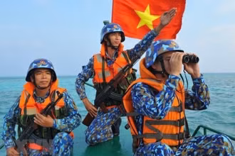 Cán bộ, chiến sĩ Trường Sa chắc tay súng bảo vệ chủ quyền biển, đảo Tổ quốc. (Ảnh: Thế Đại)