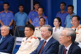 Tổng Bí thư Tô Lâm cùng các lãnh đạo thăm Trung tâm điều hành thông minh tại Viện Kiểm sát nhân dân tối cao. (Ảnh: Báo Bảo vệ pháp luật)