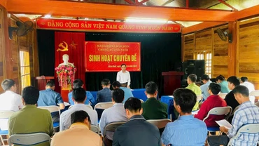 Buổi sinh hoạt chuyên đề tại Chi bộ bản Chăn Nuôi. (Ảnh: PHẠM CƯỜNG)