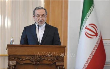 Ngoại trưởng Iran Abbas Araghchi phát biểu tại cuộc họp báo ở Tehran. (Ảnh: THX/TTXVN)