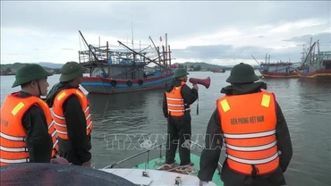 Bộ đội Biên phòng các đồn, trạm tại tỉnh Quảng Trị sắp xếp, kêu gọi tàu thuyền vào bờ tránh, trú bão. (Ảnh: TTXVN)