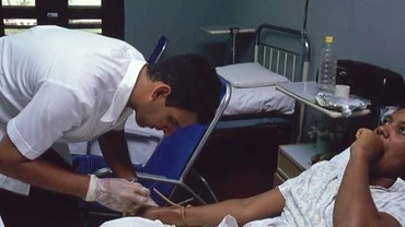Bác sĩ Cuba chăm sóc cho một bệnh nhân. (Nguồn: Cubadebate)