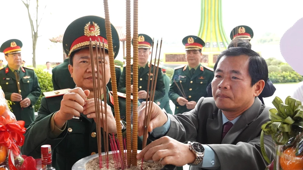 Ủy viên Trung ương Đảng, Bí thư Tỉnh ủy Quảng Trị Nguyễn Văn Phương dâng hương tri ân các Anh hùng liệt sĩ ở Di tích lịch sử quốc gia Bến phà II Long Đại. 