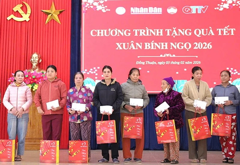 Báo Nhân Dân phối hợp các đơn vị tặng quà Tết cho những người dân yếu thế ở Quảng Trị.
