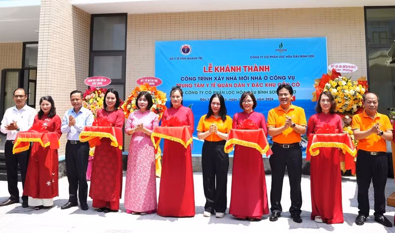 Thực hiện nghi thức cắt băng khánh thành Trung tâm Y tế Quân dân y đặc khu Cồn Cỏ.