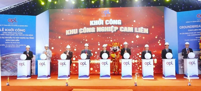 Các đại biểu thực hiện nghi thức khởi công dự án Khu công nghiệp Cam Liên, tỉnh Quảng Trị chào mừng Đại hội XIV của Đảng.