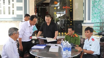 Đoàn kiểm tra làm việc với cơ sở giết mổ gia súc V.N (xã Long Thạnh, huyện Phụng Hiệp).