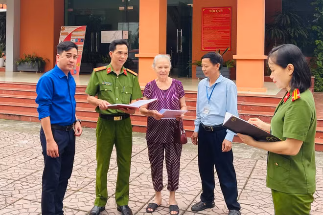 Công an tỉnh Lào Cai tuyên truyền về các phương thức, thủ đoạn dụ dỗ người dân tham gia đánh bạc trực tuyến. Ảnh: Sơn Thanh