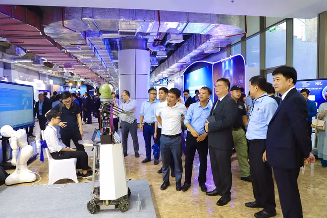 Nền kinh tế tri thức là nền kinh tế trong đó người lao động vừa làm việc, vừa học tập và nghiên cứu. (Ảnh: USTH)