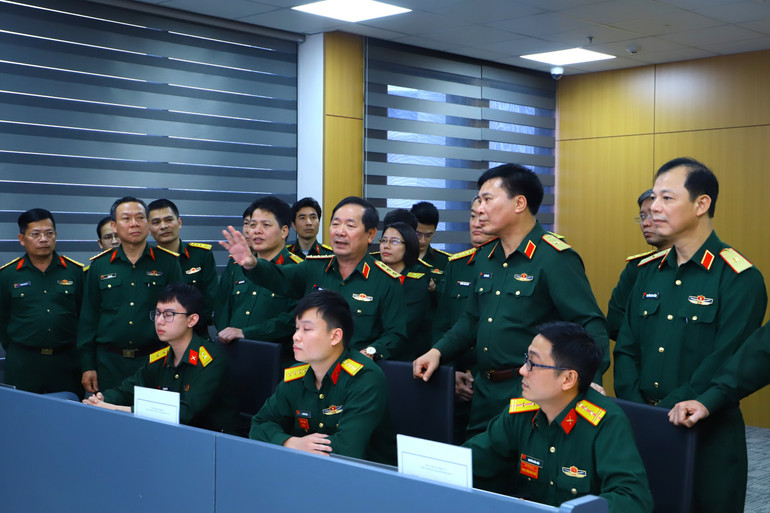 Thượng tướng Lê Huy Vịnh thăm kiểm tra Trung tâm dữ liệu Bộ Quốc phòng. qd-4.jpg