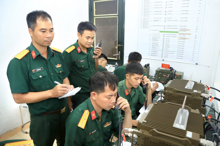 Lực lượng thông tin bảo đảm thông tin, liên lạc thông suốt. z6870637294430-7225c551591ab5efb0206fb9e45e2dc0.jpg