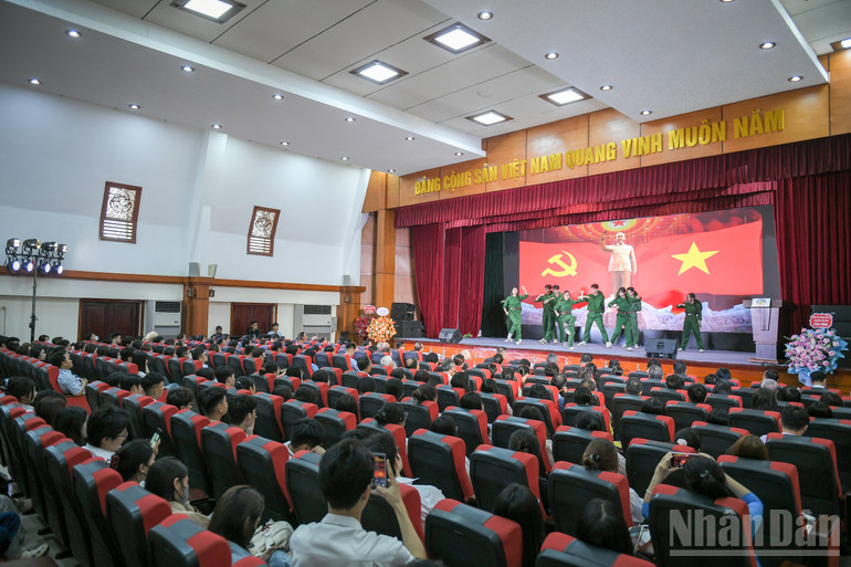 Những tiết mục văn nghệ chào mừng ngày hội của cán bộ, sinh viên trường Đại học Phương Đông. ndo_br_an-ninh-trat-tu-3780.jpg