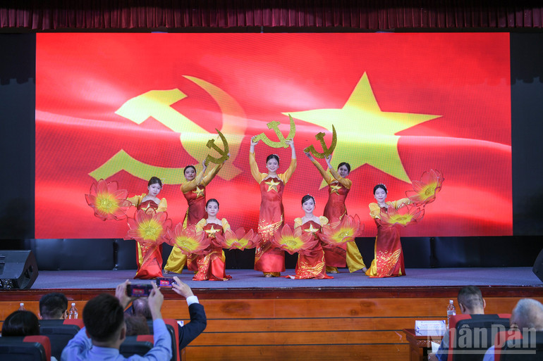 Những tiết mục văn nghệ chào mừng ngày hội của cán bộ, sinh viên trường Đại học Phương Đông. ndo_br_an-ninh-trat-tu-3854.jpg